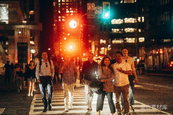 高清摄影 一群人在夜晚过马路