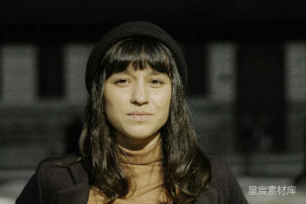 高清摄影 女人对着镜头看