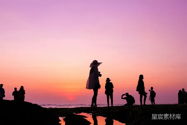 高清摄影 黄昏时分海边的轮廓人影