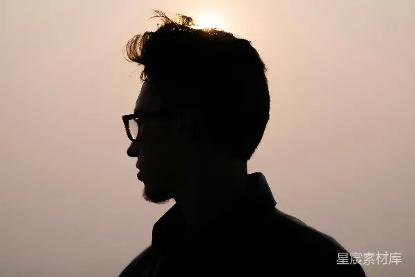 高清摄影 黑色长袖上衣穿着者，戴着黑色框架眼镜的男子