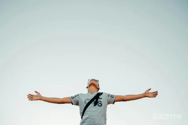 高清摄影 一个男人正在天空中放风筝。