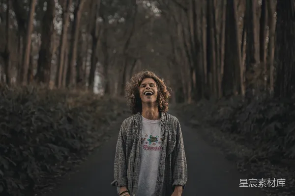 高清摄影 灰衫女子站在路上的日间