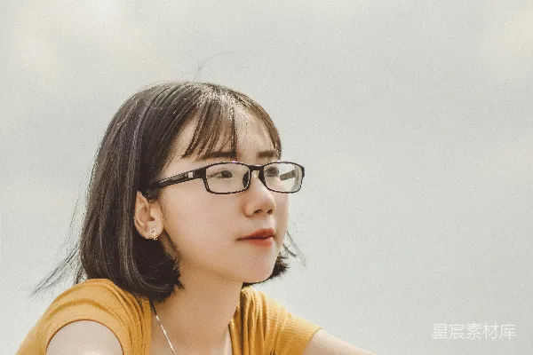 高清摄影 黑衣女人戴着黑框眼镜和黄色上衣