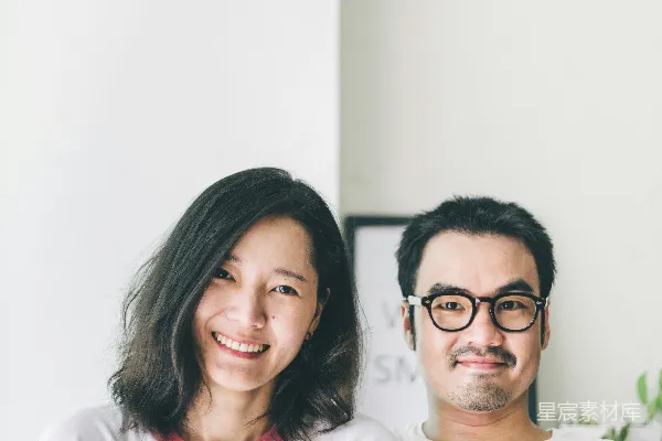 高清摄影 白衬衫袖克夫旁边的女人身穿白衬衫