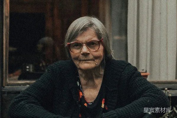 高清摄影 黑色和灰色毛衣的女人，戴着眼镜