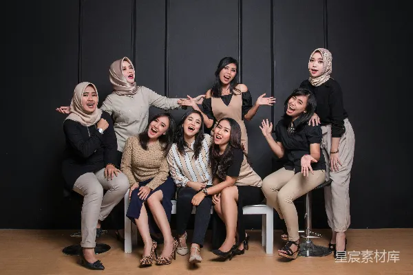 高清摄影 一群女人坐在黑色的沙发上
