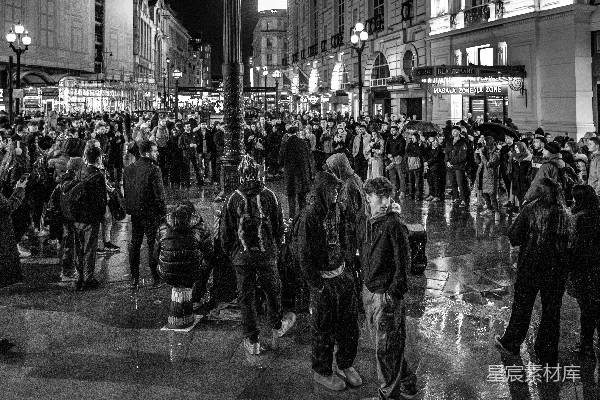 高清摄影 一群人在城市街道上站立。