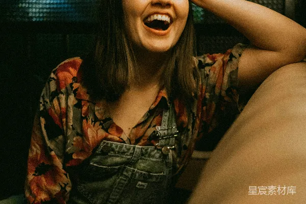 高清摄影 穿着棕色和黑色圆领衫的女人正在微笑