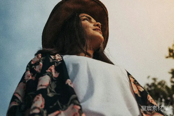 高清摄影 白上衣，黑色和红色的花卉图案的女子