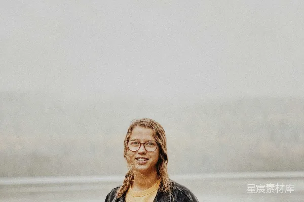 高清摄影 黑色夹克衫的女人站在覆盖着白雪的地面上，在白天。