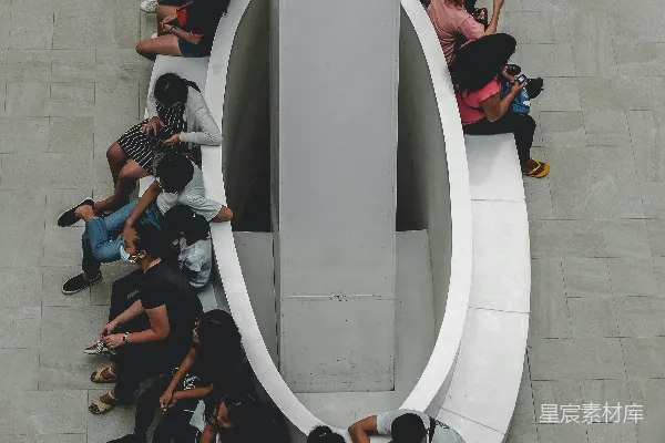 高清摄影 黑红两色上衣的人坐在灰色混凝土长凳上