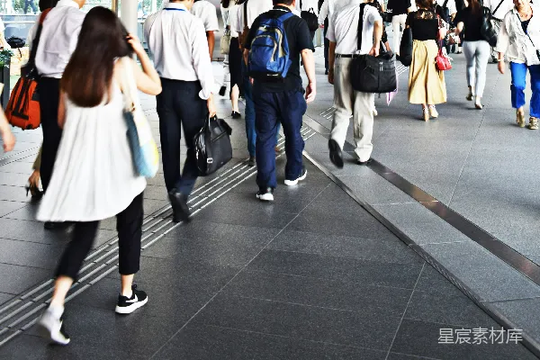 高清摄影 灰石板路上的人们