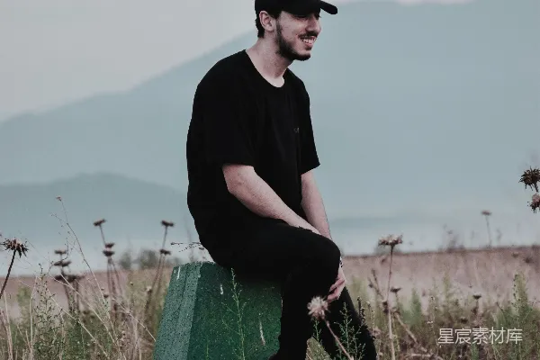 高清摄影 男人坐在石头中央