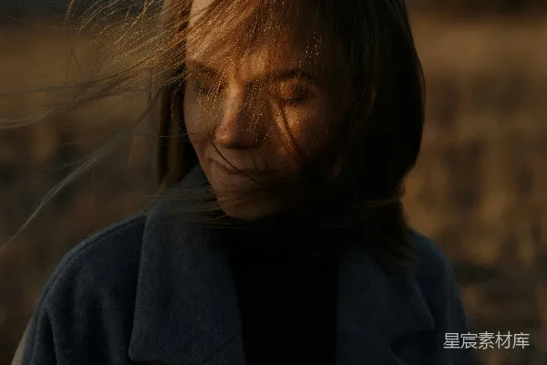 高清摄影 灰外套的女人在白天站在褐色的田野上