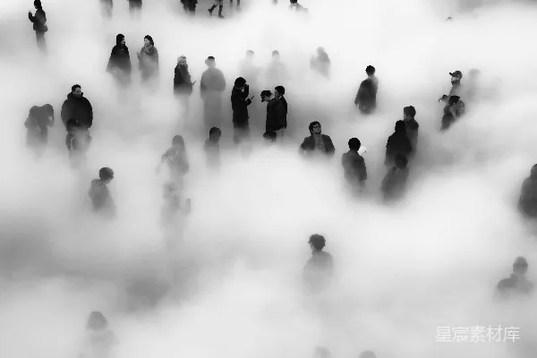 高清摄影 一群人在雾气缭绕的地方站立。