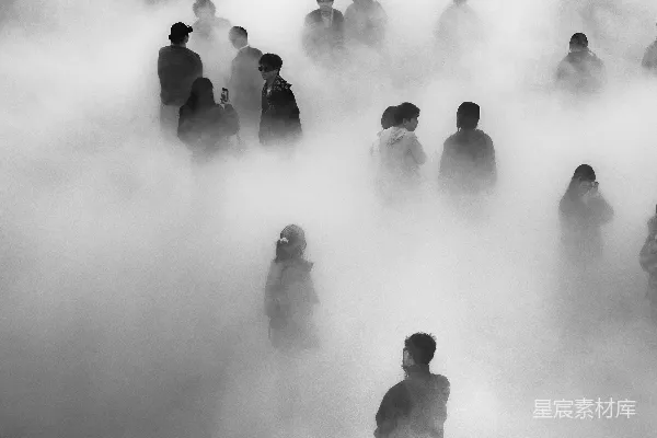 高清摄影 一群人在雾中站立