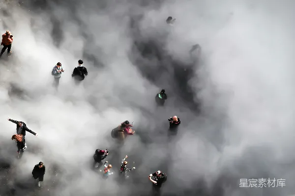 高清摄影 穿着红色和黑色西装的人骑在摩托车上的场景