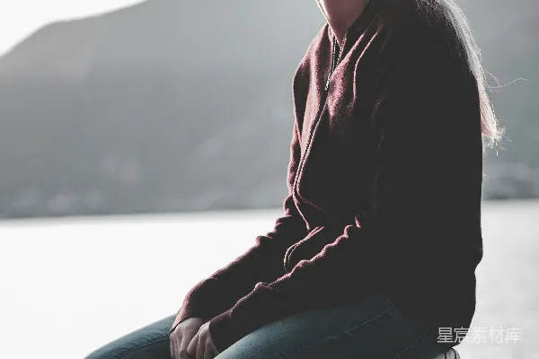 高清摄影 浅聚焦摄影中女人侧身跪在草地上望向一侧