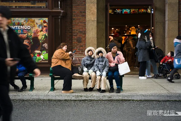 高清摄影 一群人在城市街道旁的长椅上坐着