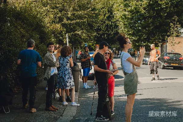 高清摄影 一群人在路边站着