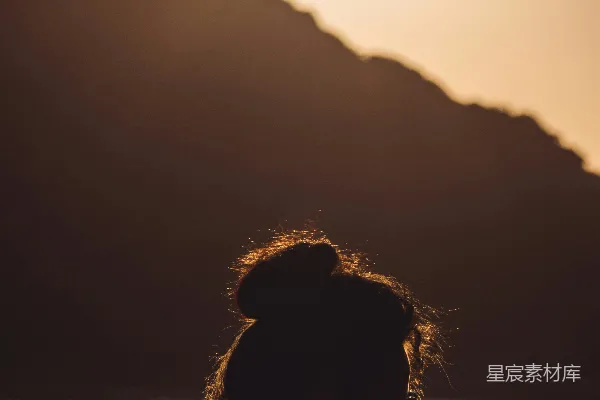 高清摄影 一个女人站在一片水体的前面