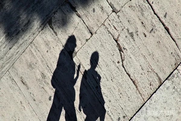 高清摄影 两个人的影子走在人行道上