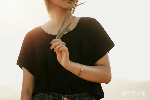 高清摄影 黑色上衣和蓝色牛仔裤的女人拿着白色的伞。