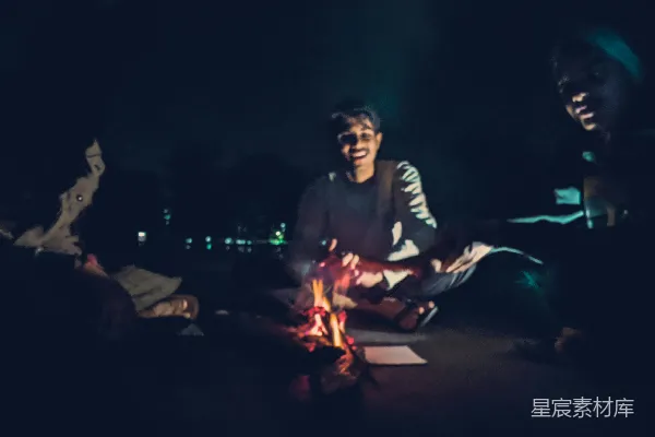 高清摄影 一群人在篝火旁坐着