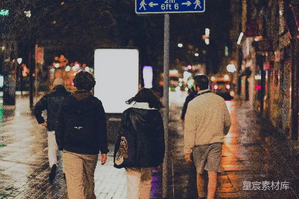 高清摄影 黑夹克男人穿着棕色裤子在夜晚步行于人行道上