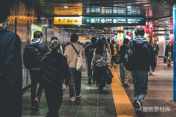 高清摄影 一群人走在走廊里