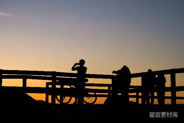 高清摄影 夕阳下的人像照片