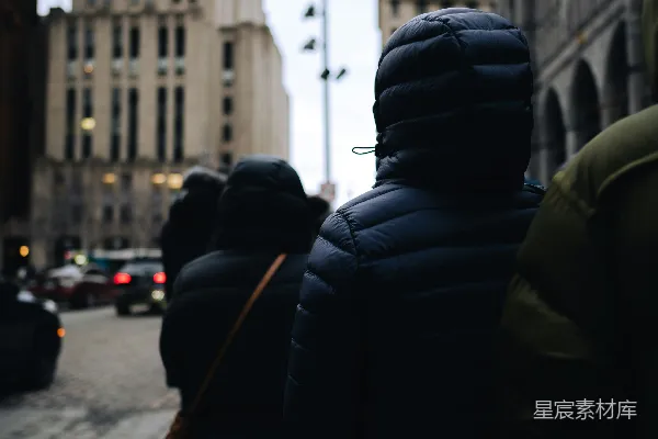 高清摄影 一群人在高建筑物旁边步行街走着
