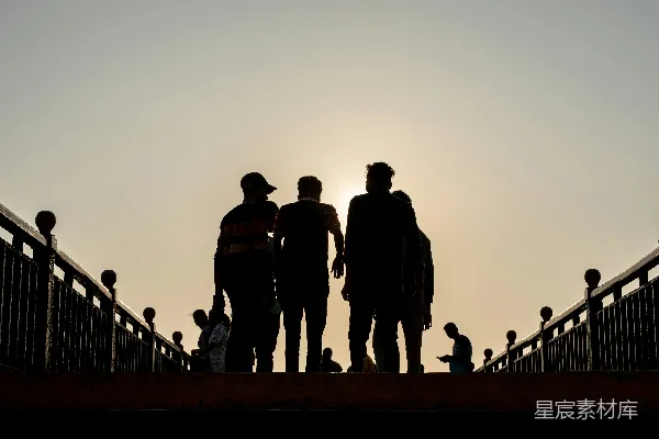 高清摄影 夕阳下，桥上的人影。
