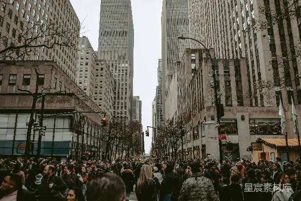 高清摄影 一群人在高大建筑物旁边的大街上行走