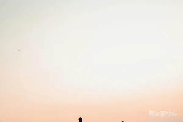 高清摄影 一群人在山顶上站立