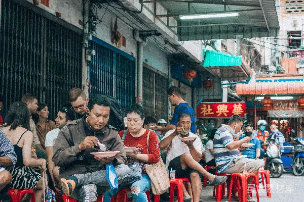 高清摄影 一群人在红色椅子上坐着
