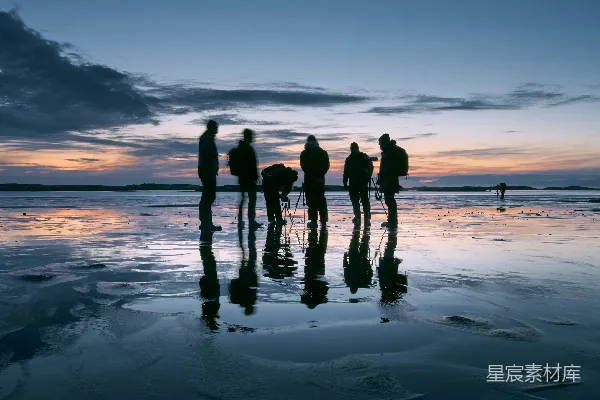 高清摄影 夕阳下海滩上人们的轮廓影子