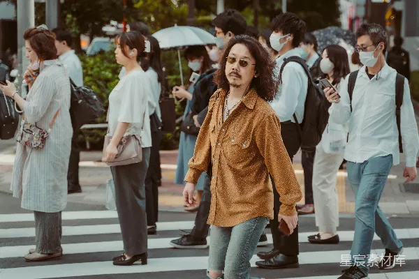 高清摄影 留胡子的男人戴着太阳镜过街