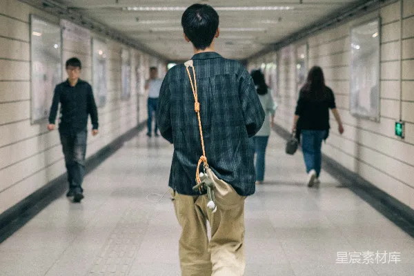 高清摄影 一个男人在长长的走廊里拿着手包走着