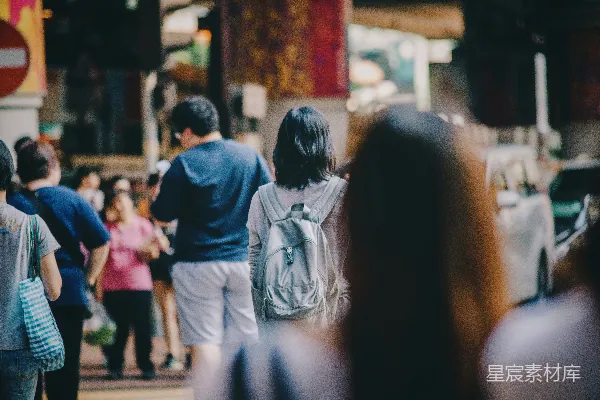 高清摄影 妇女站在人群中央