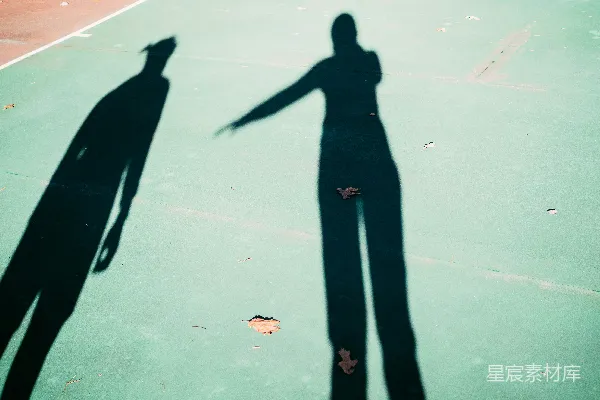 高清摄影 黑色裤子的男人在灰色混凝土地板上走动。