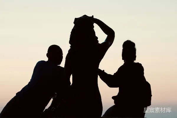 高清摄影 夕阳背景下三个人的轮廓