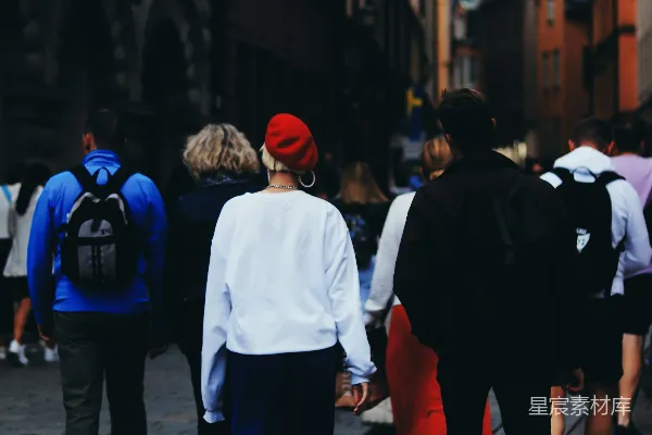 高清摄影 人们走在一条繁忙的街道上。