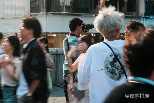 高清摄影 一群人在一座高楼上旁边的街道上行走