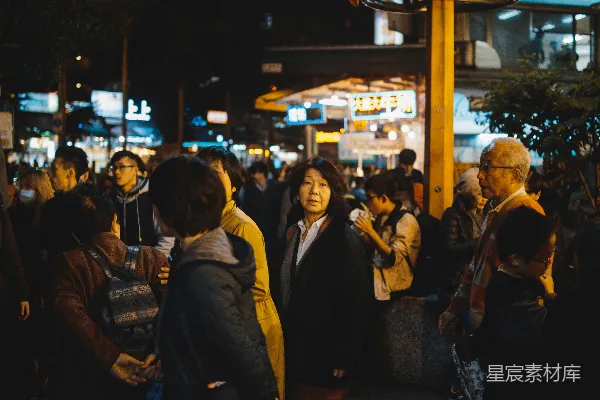 高清摄影 夜晚街道上聚集的一群人