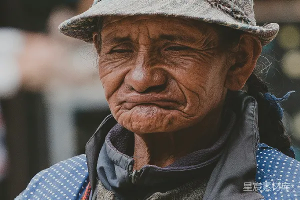高清摄影 身穿猫咪图案和蓝色背心的人聚焦的照片