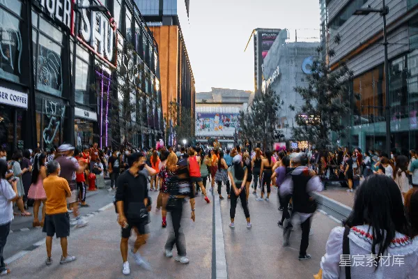 高清摄影 街道两栋建筑之间的行人 crowd