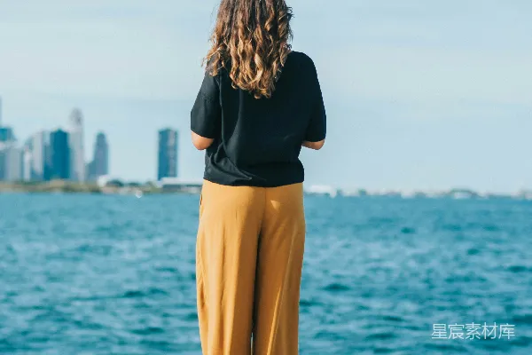 高清摄影 聚焦于穿着黑色上衣和棕色长裤的女人的照片