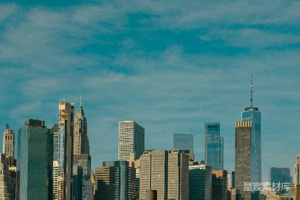 高清摄影 一群人站在城市 skyline 前面
