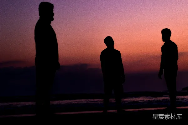 高清摄影 傍晚日落时分，海边树人轮廓图象